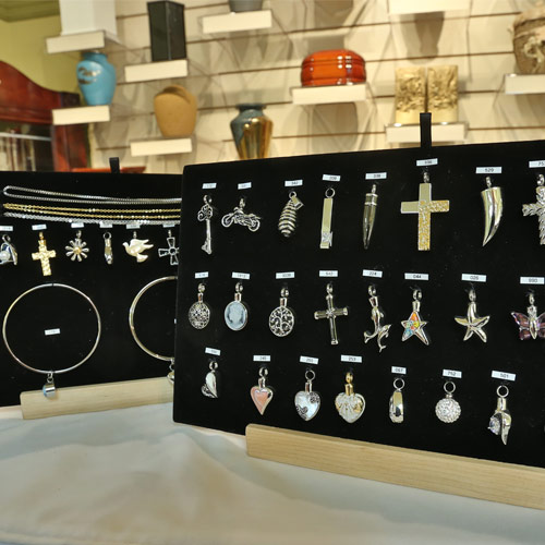 Salle de montre, présentation de la collection des bijoux funéraires.